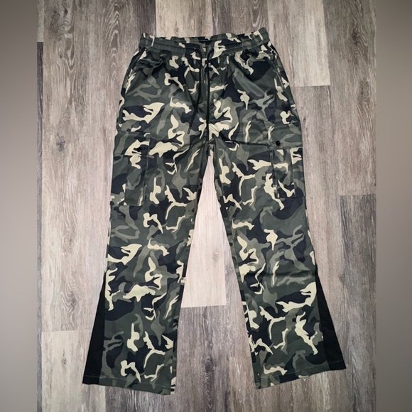 Men’s Green Camo Wide Leg Cargo Pants Size Large - Picture 1 of 5